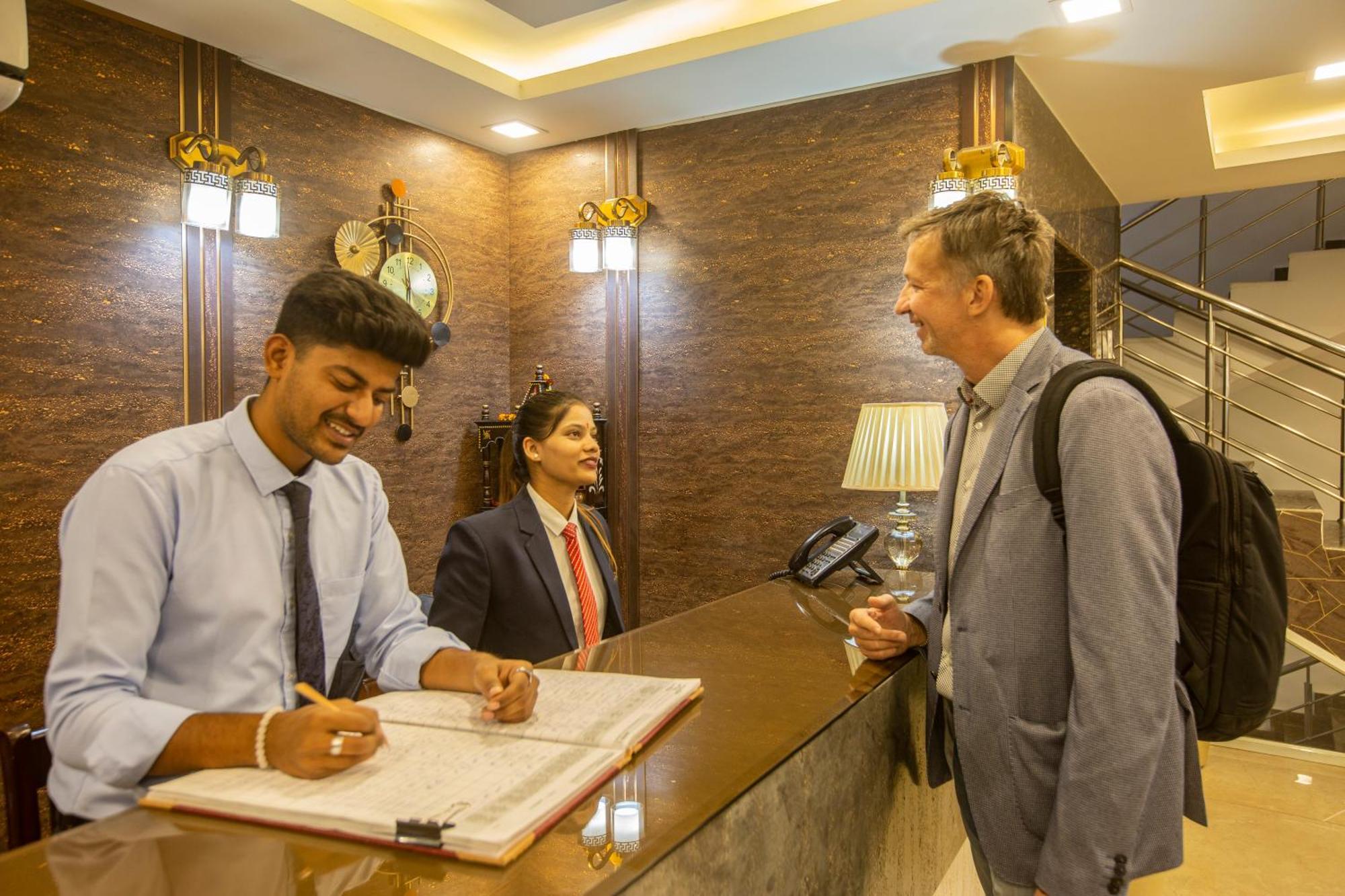Hotel The Prithvi Near Delhi Airport Нью-Дели Экстерьер фото