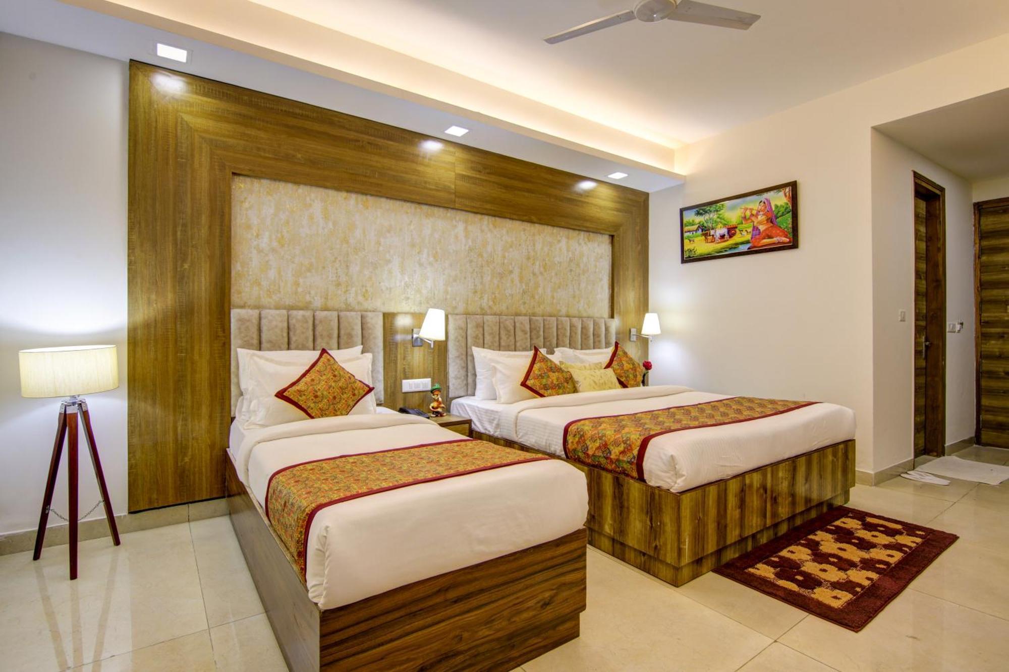 Hotel The Prithvi Near Delhi Airport Нью-Дели Экстерьер фото