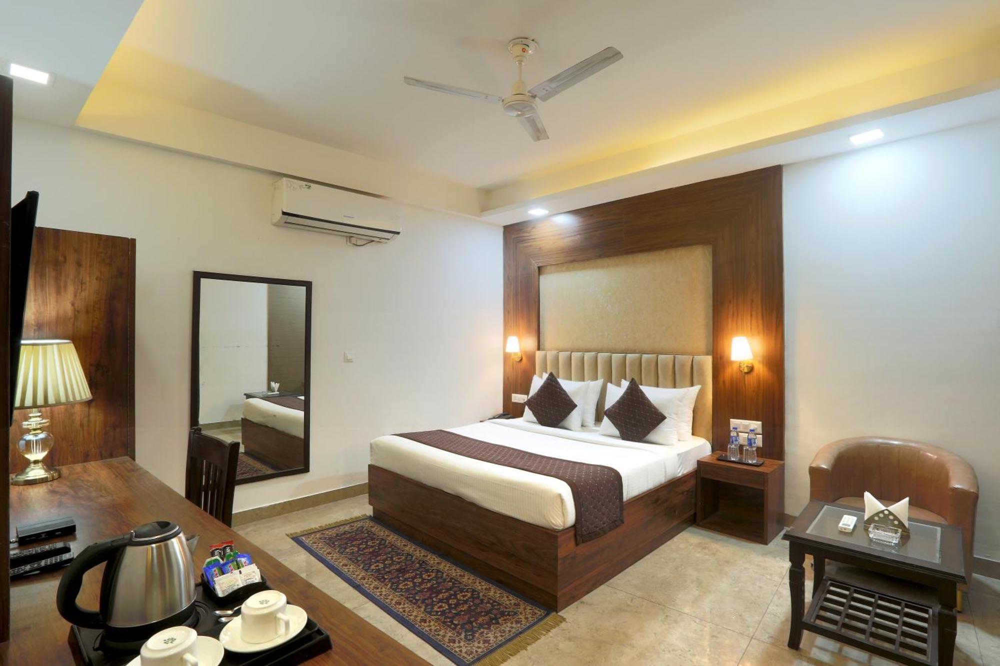 Hotel The Prithvi Near Delhi Airport Нью-Дели Экстерьер фото