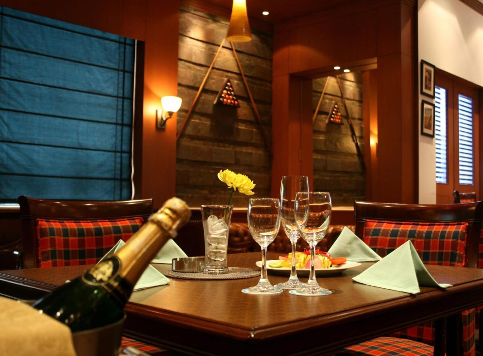 Hotel The Prithvi Near Delhi Airport Нью-Дели Экстерьер фото